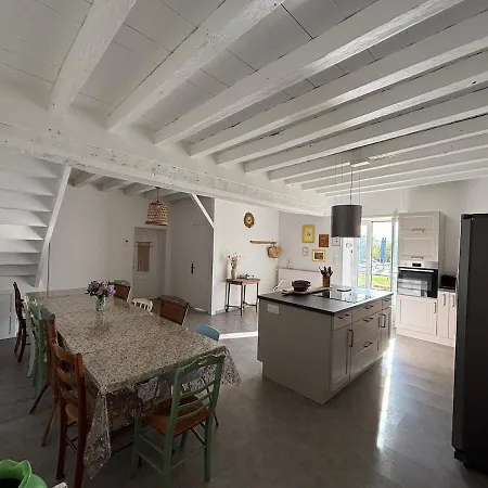 Grand Maison A La Campagne Avec Piscine Et Terrain De Petanque
