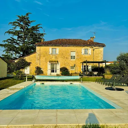Grand Maison A La Campagne Avec Piscine Et Terrain De Petanque Holiday home *